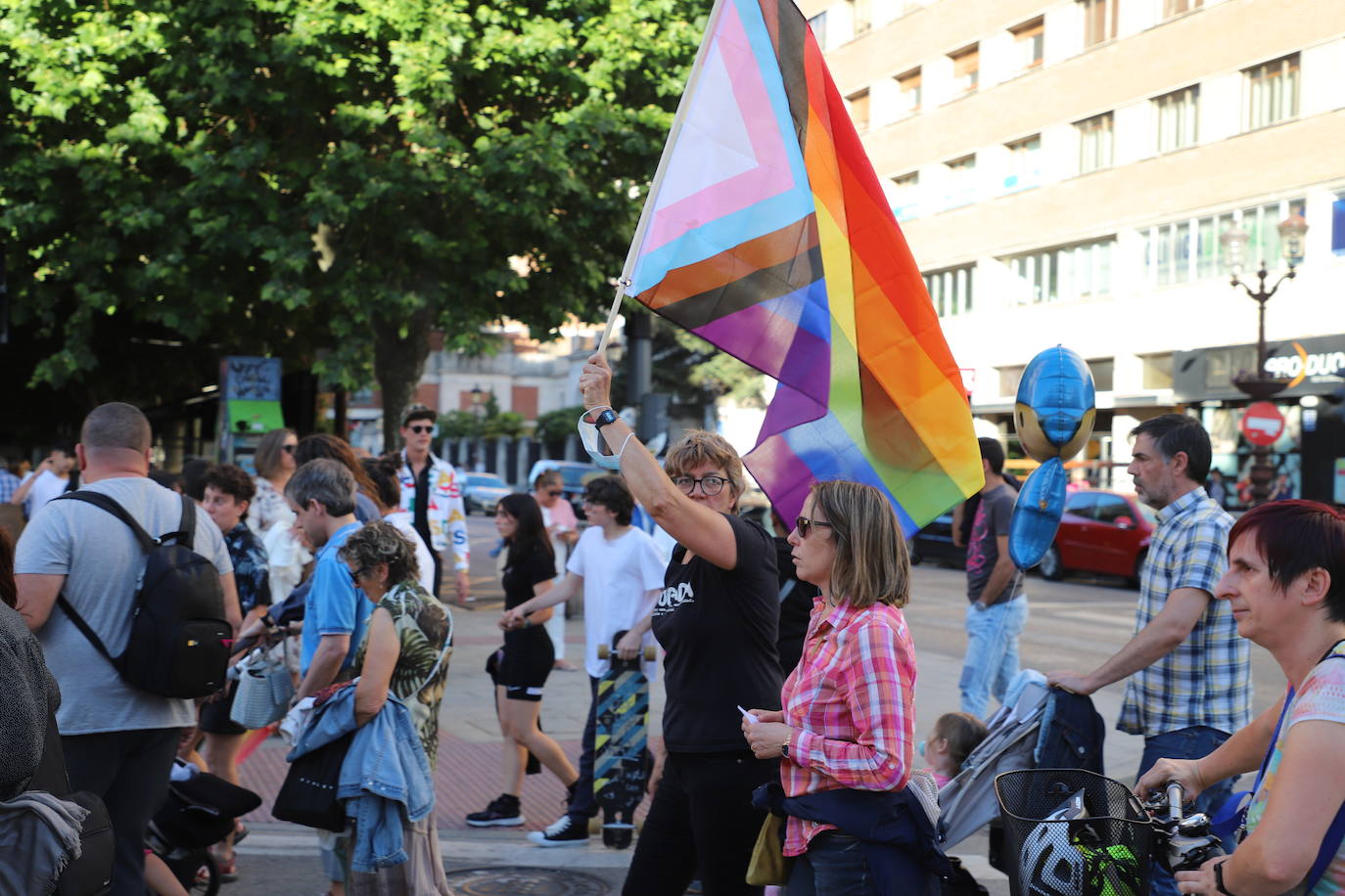 Los manifestantes lucen las banderas arcoíris para reivindicarse pro las calles de Burgos en el Día del Orgullo 2022