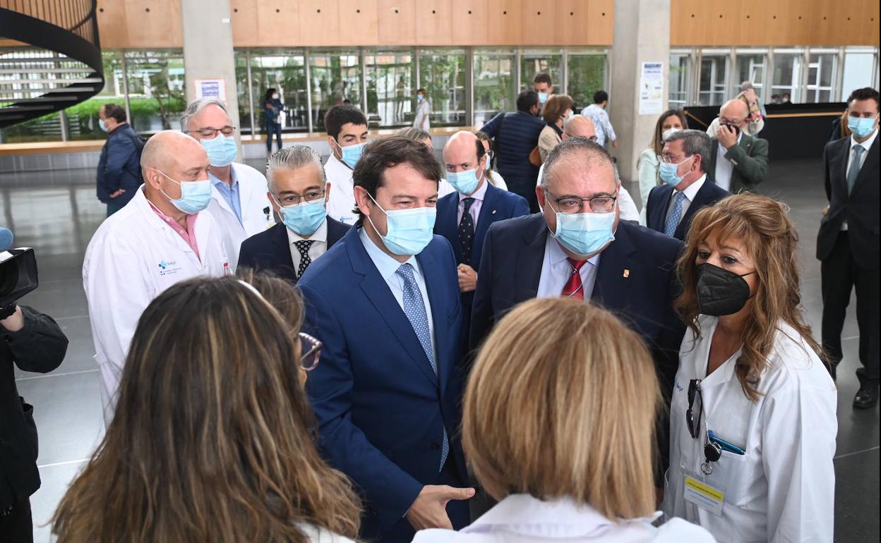 Alfonso Fernández Mañueco, con mascarilla en su último acto público, este lunes en el Hospital de Burgos. 