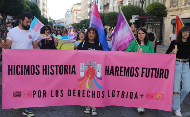 La bandera arcoíris tiñe de Orgullo las calles de Burgos