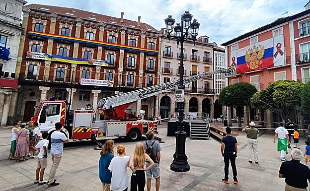 Imagen de la plaza Mayor de Burgos con la bandera rusa desplegada y las cintas de San Jorge a los lados. 