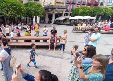 Imagen secundaria 1 - Retirada una gran bandera rusa con la cinta de San Jorge de la plaza Mayor de Burgos
