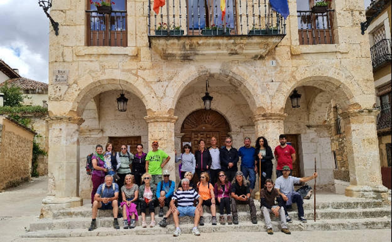 ¿Te Enseño mi Pueblo? El formato de las rutas ¿Te Enseño mi pueblo? combina senderismo y «puebleo», con ACRIDUERO cada último finde de mes (regresan en septiembre). 