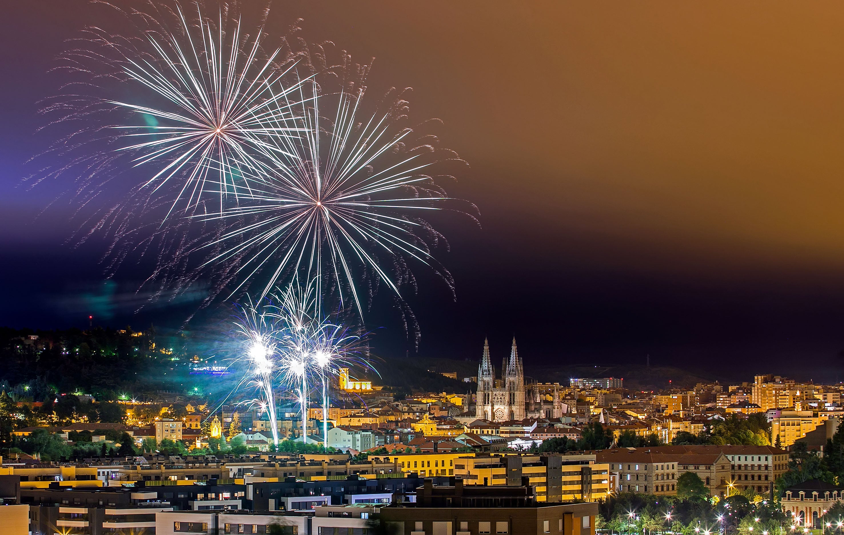 Fotos: Los fuegos iluman Burgos en su día grande