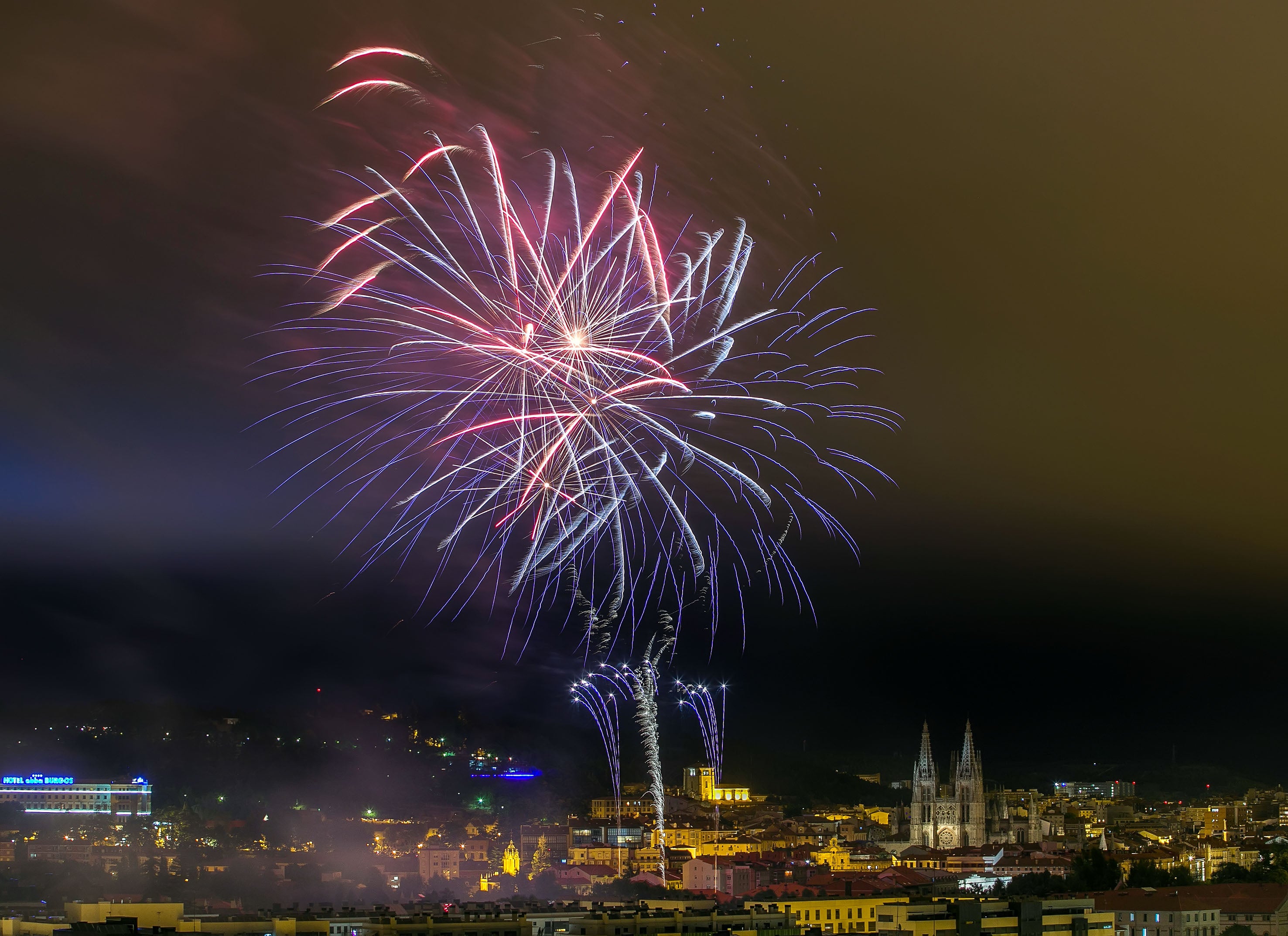 Fotos: Los fuegos iluman Burgos en su día grande