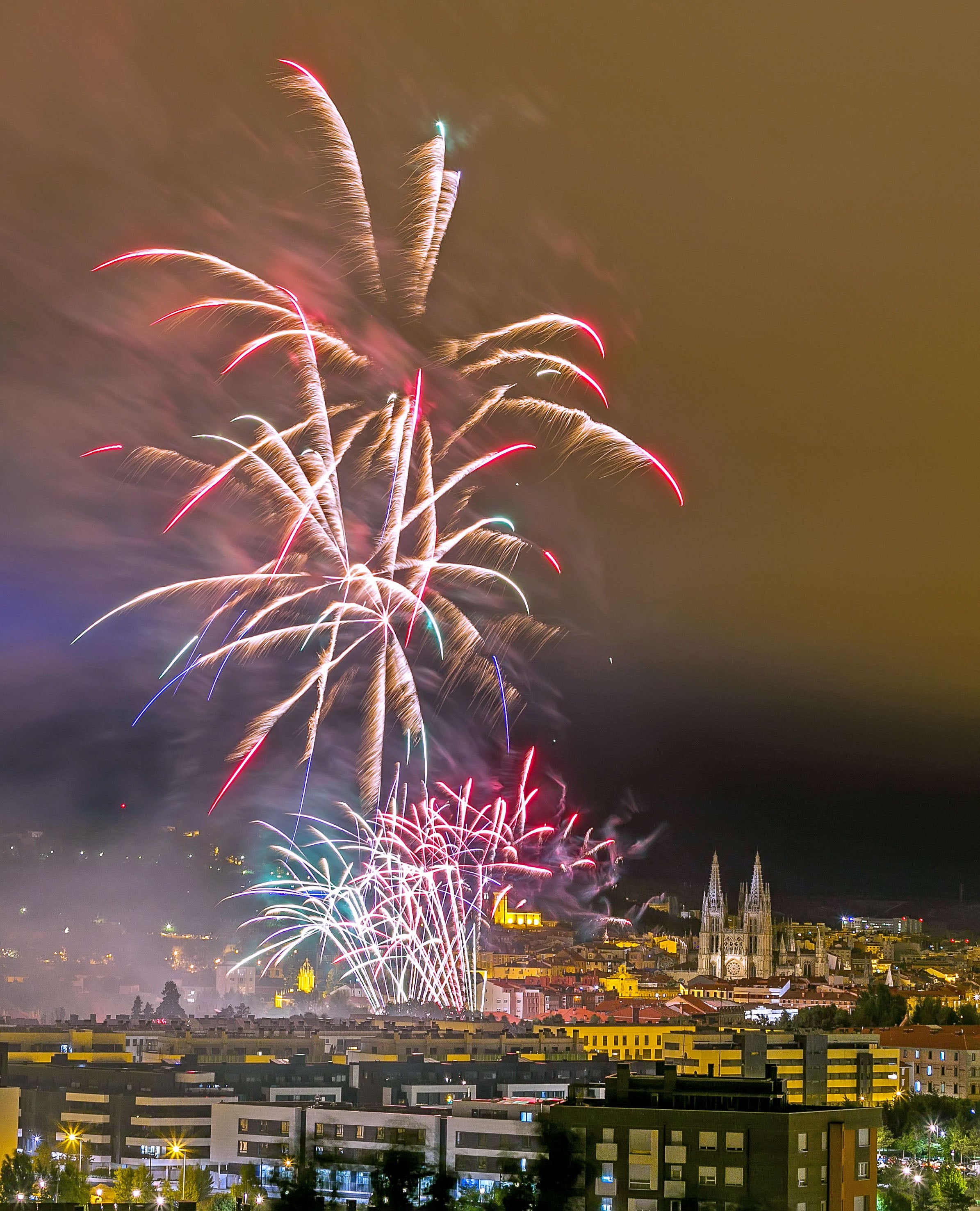 Fotos: Los fuegos iluman Burgos en su día grande