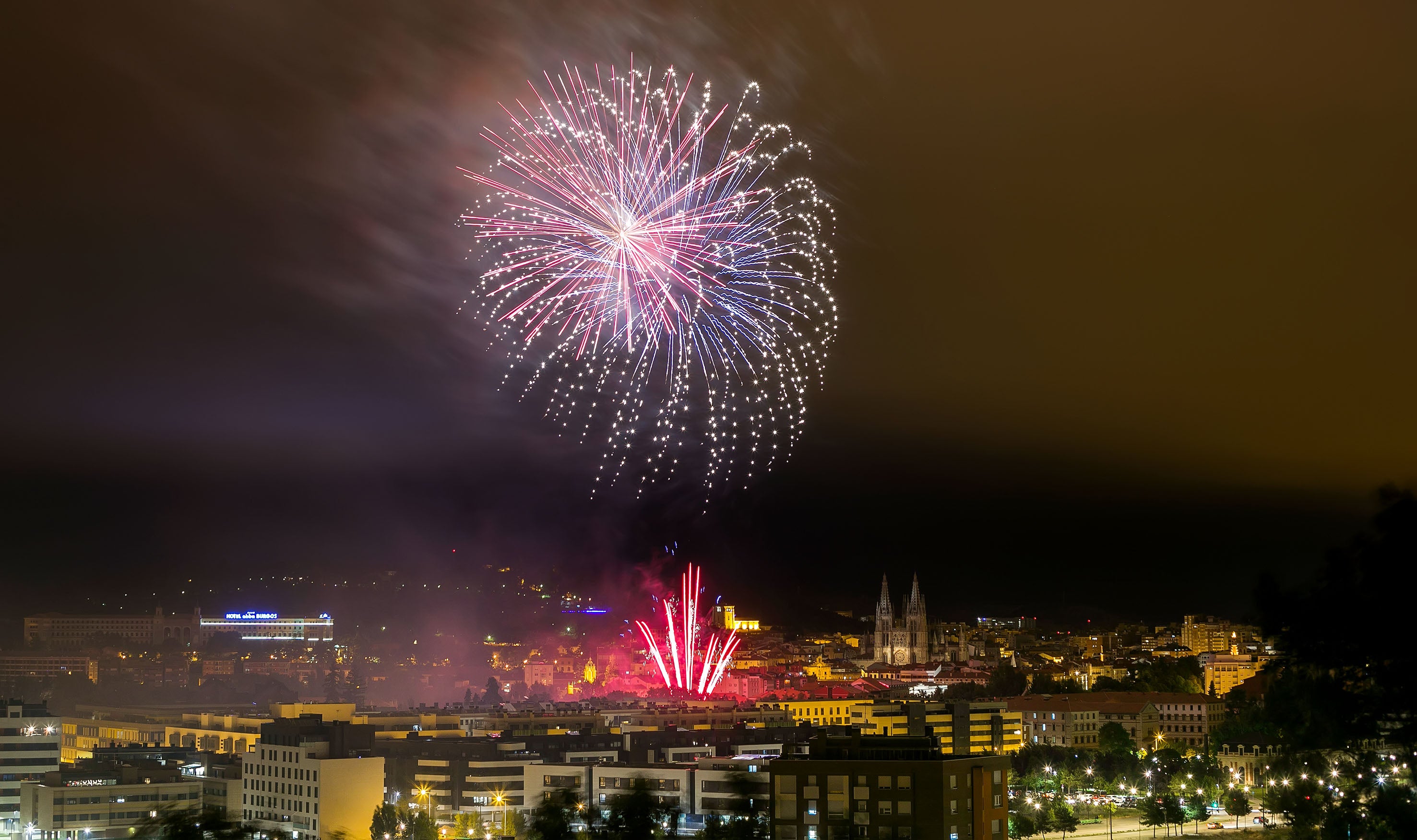 Fotos: Los fuegos iluman Burgos en su día grande