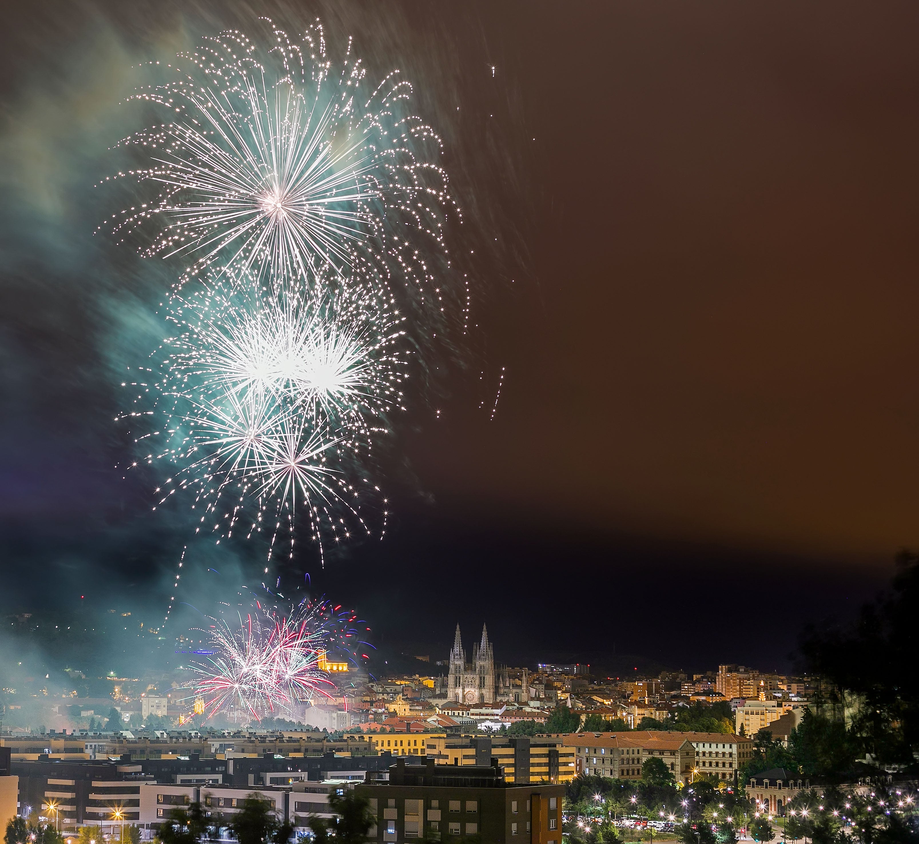 Fotos: Los fuegos iluman Burgos en su día grande