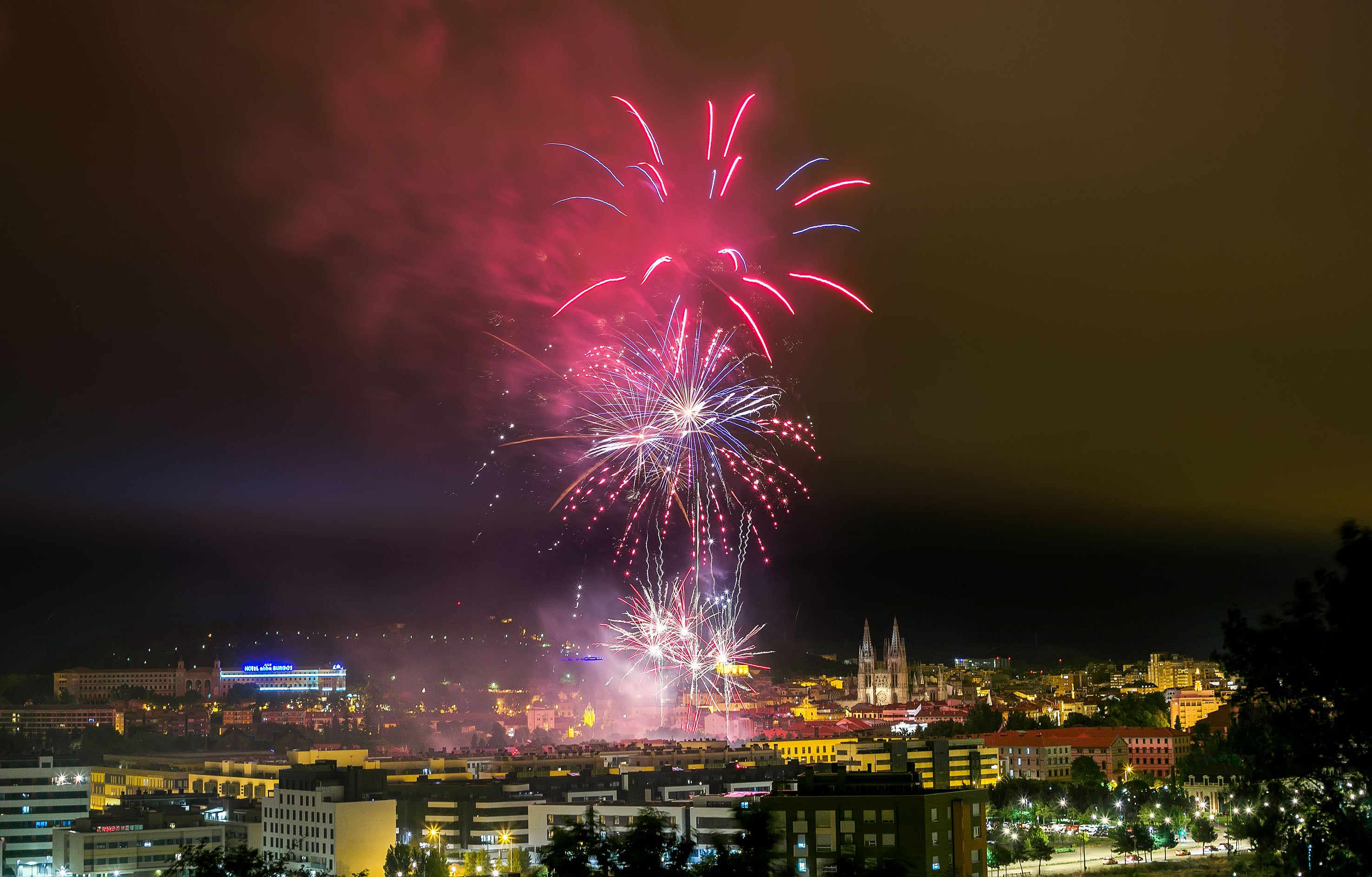 Fotos: Los fuegos iluman Burgos en su día grande