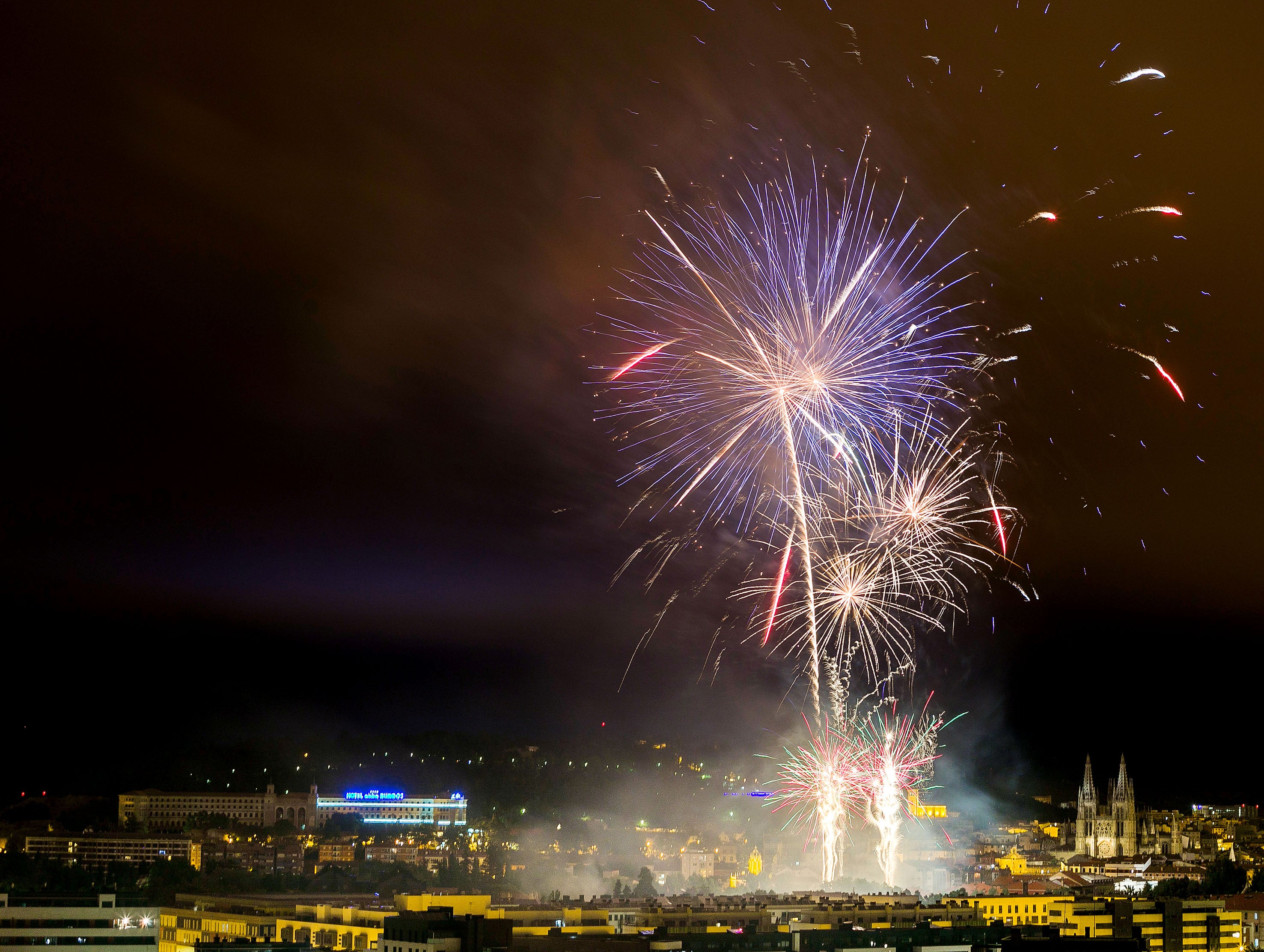 Fotos: Los fuegos iluman Burgos en su día grande