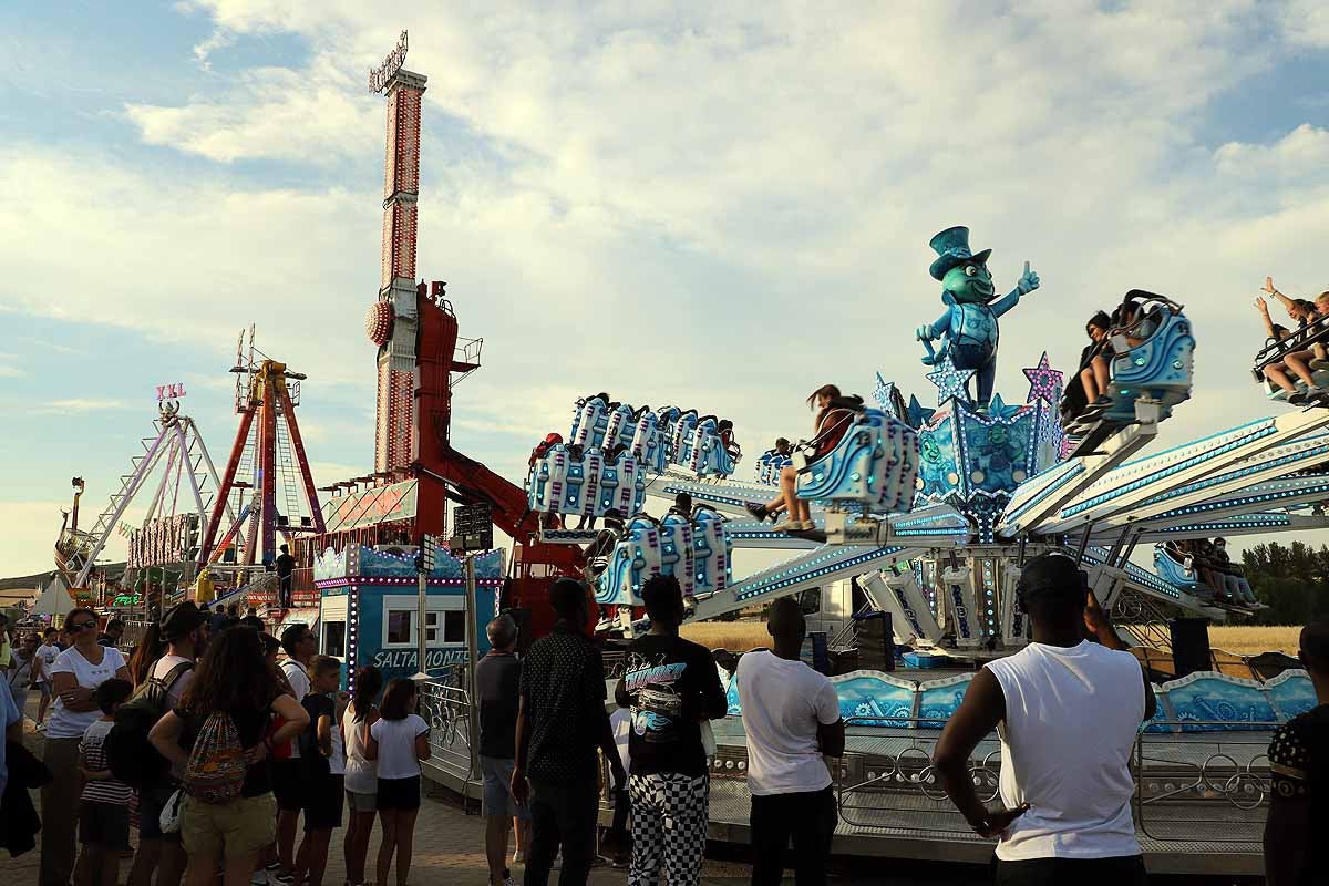 Fotos: Los feriantes aseguran que han sido unos Sampedros «más flojos» por la lejanía de las barracas
