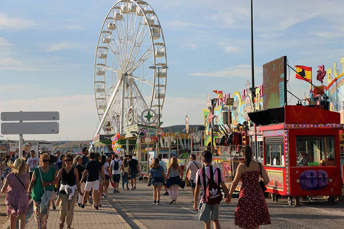 Fotos: Los feriantes aseguran que han sido unos Sampedros «más flojos» por la lejanía de las barracas