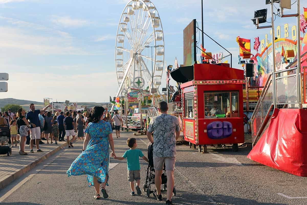 Fotos: Los feriantes aseguran que han sido unos Sampedros «más flojos» por la lejanía de las barracas