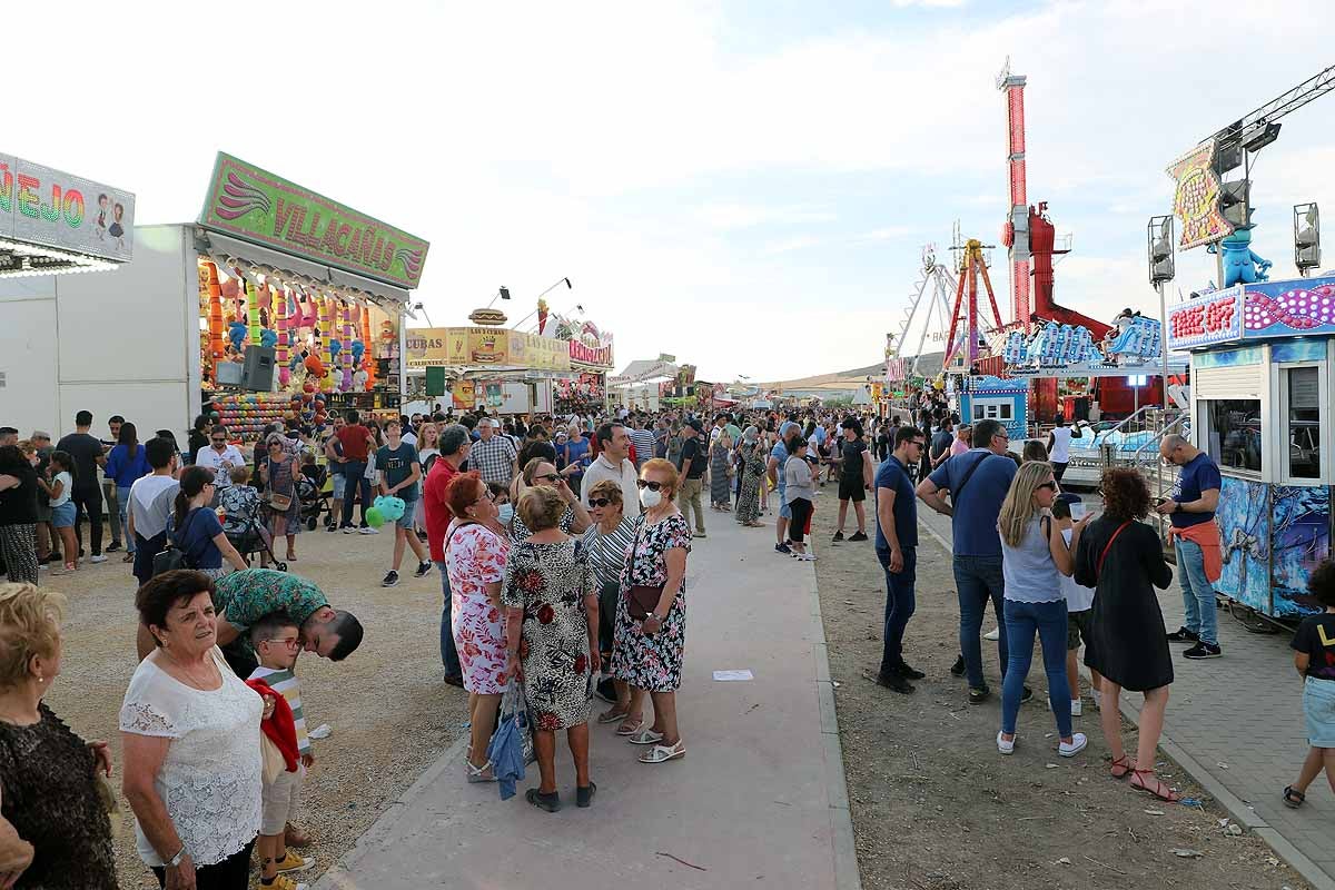 Fotos: Los feriantes aseguran que han sido unos Sampedros «más flojos» por la lejanía de las barracas