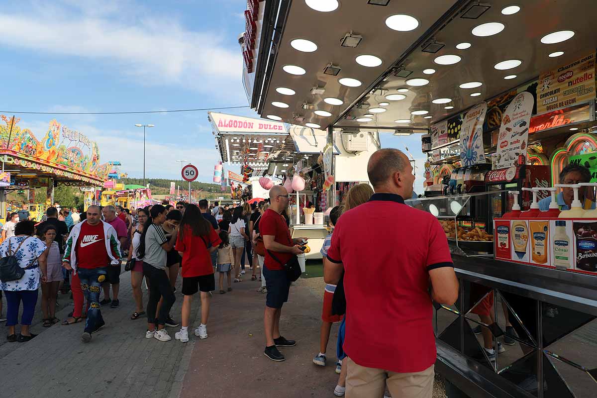 Fotos: Los feriantes aseguran que han sido unos Sampedros «más flojos» por la lejanía de las barracas