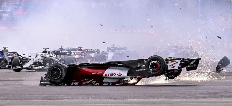 El vehículo de Guanyu Zhou se queda boca abajo tras el escalofriante accidente.