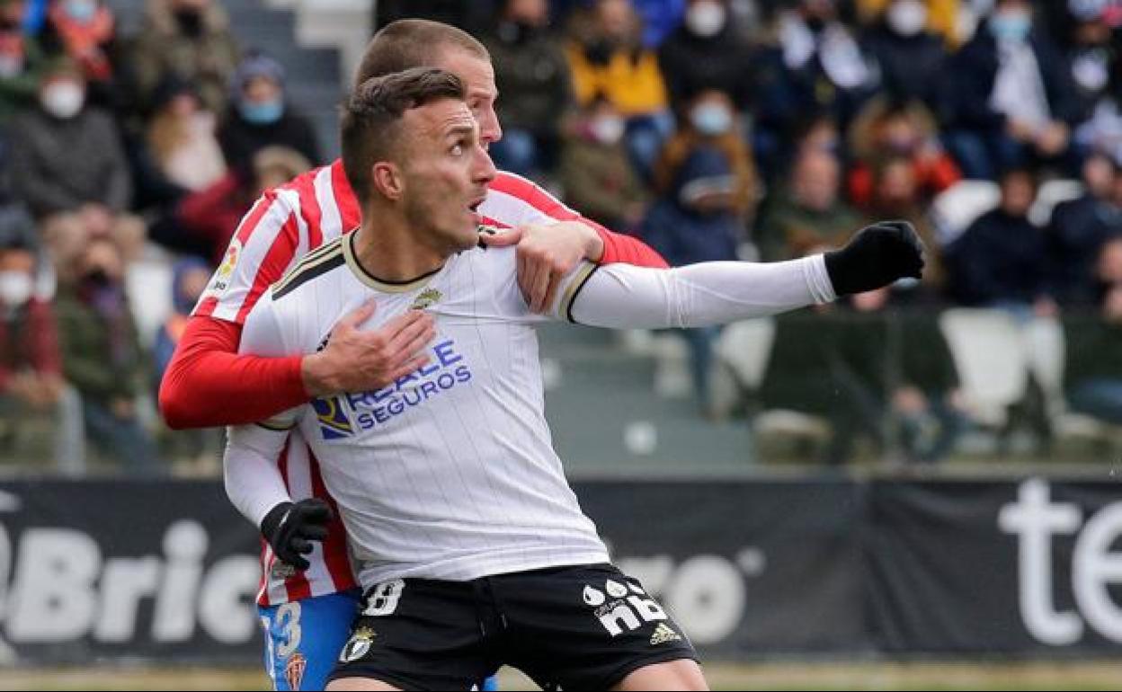 Valcarce pugna por la posición con Kravets durante el partido ante el Sporting en El Plantío 