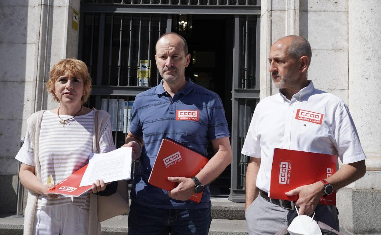 Ana Fernández, José Ramón Jiménez y Ernesto Angulo, de CCOO, ante la Audiencia Provincial de Valladolid. 