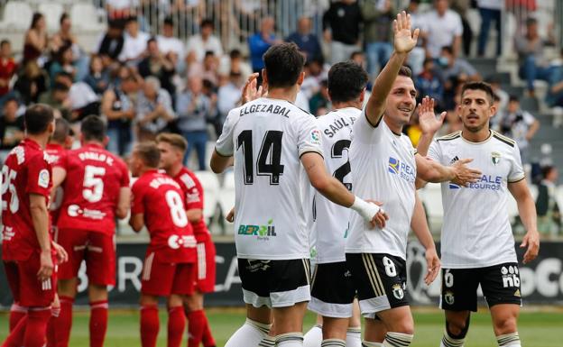 Valcarce celebra un gol con sus compañeros. 