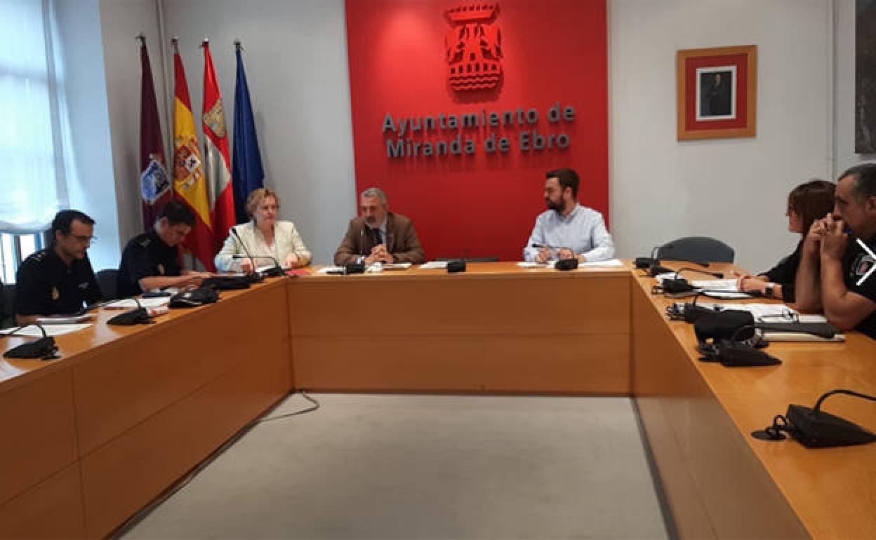 El subdelegado del Gobierno en Burgos, Pedro de la Fuente, presidió la Mesa de Coordinación Policial contra la violencia de género en Miranda. 