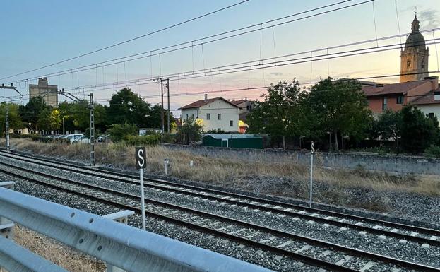 Imagen de las vías del tren a su paso por La Puebla de Arganzón con las señales de silbar. 