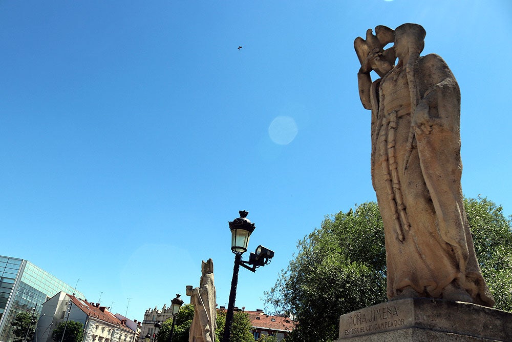 Fotos: Lavado de cara a las esculturas del Paseo del Espolón de Burgos