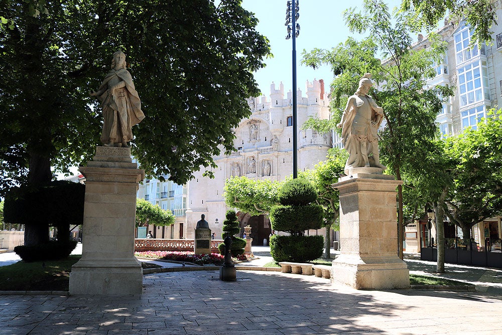 Fotos: Lavado de cara a las esculturas del Paseo del Espolón de Burgos