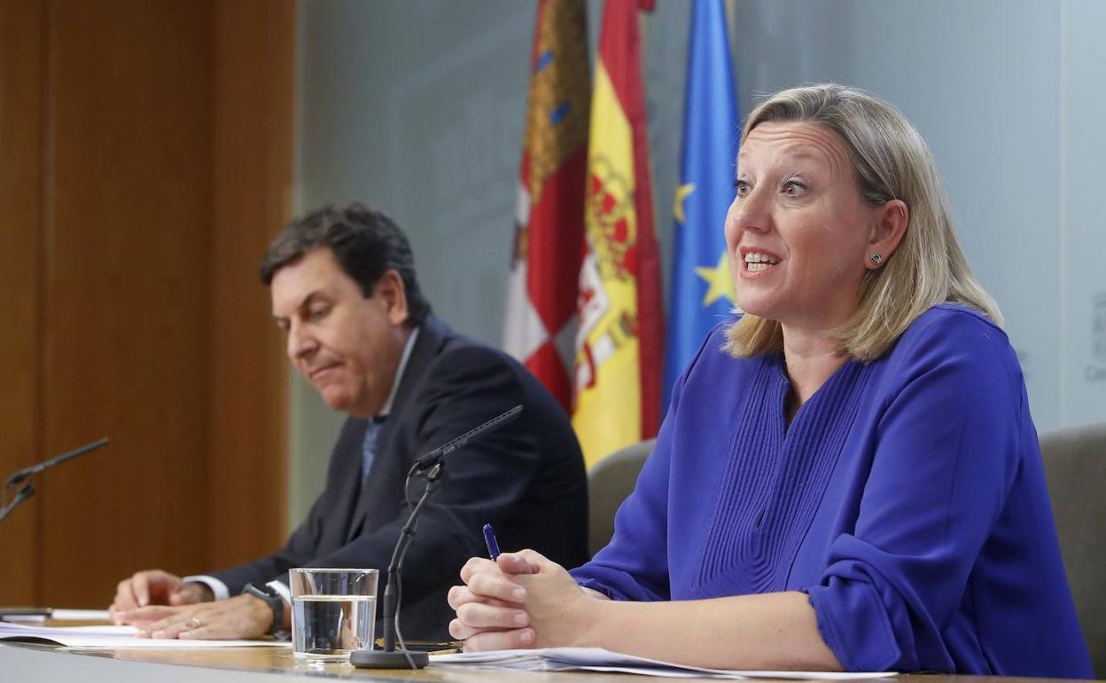 La consejera de Familia e Igualdad de Oportunidades, Isabel Blanco junto a Carlos Fernández Carriedo, portavoz de la Junta, en la rueda de prensa del Consejo de Gobierno. 