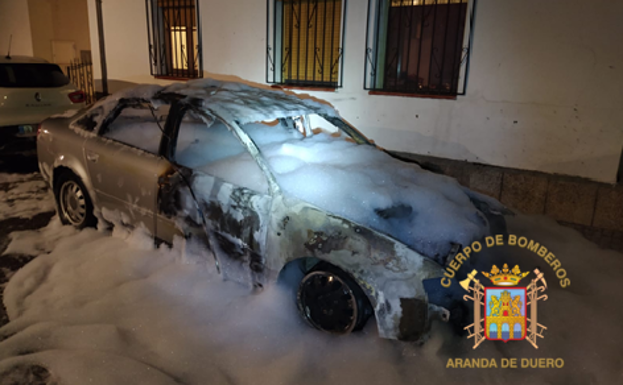 Un coche acaba calcinado de madrugada en Aranda