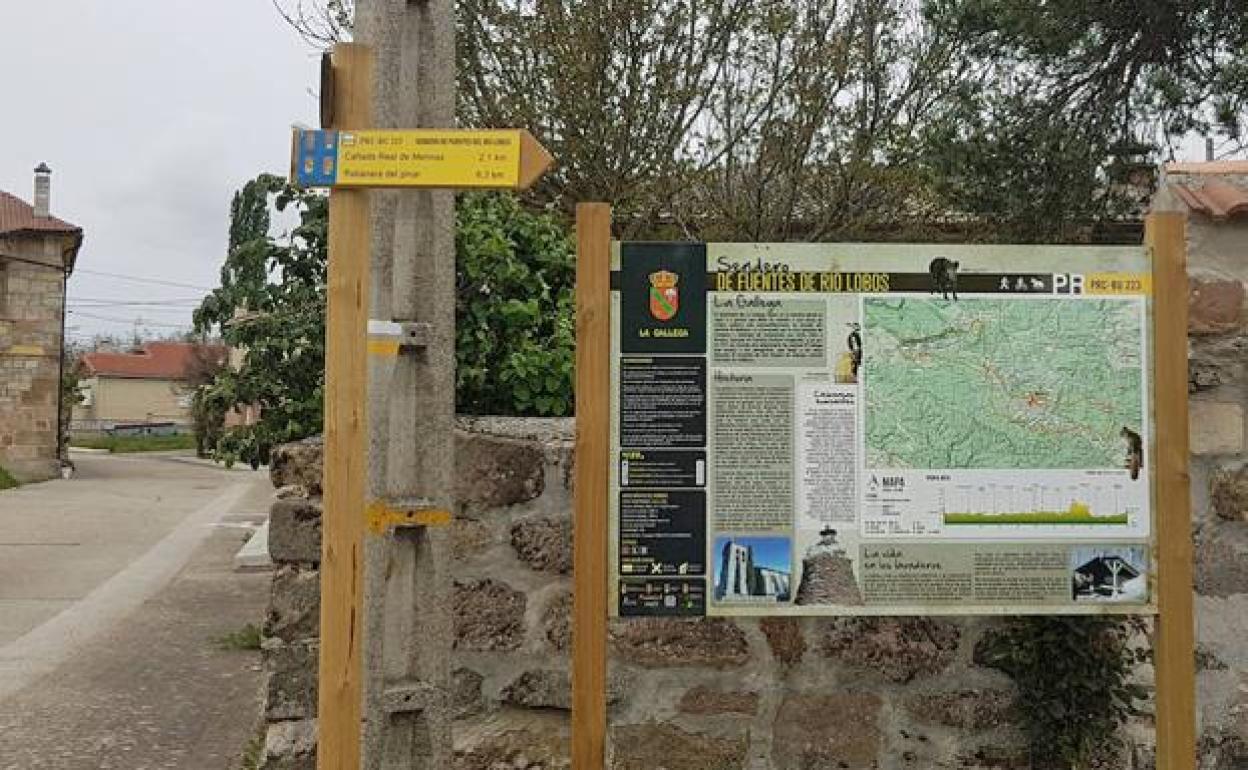 Carteles informativos de la ruta de senderismo a su paso por La Gallega.