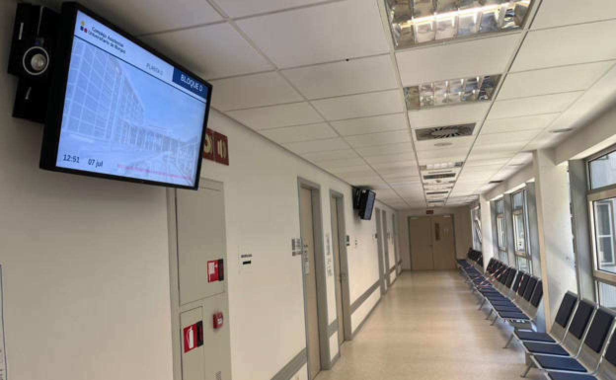 Pantalla instalada en la sala de espera de la consulta. 