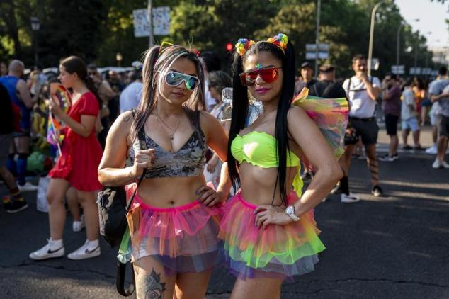 Dos jóvenes posan durante la marcha. 