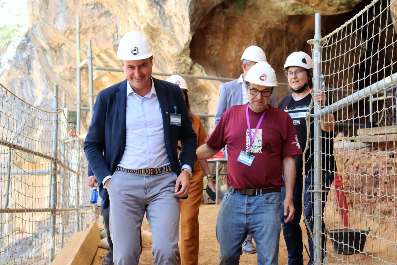 Eudald Carbonell, vicepresidente de la Fundación Atapuerca y codirector de las excavaciones, señala el trabajo en los yacimientos a Ignacio Mariscal, nuevo embajador de la fundación. 