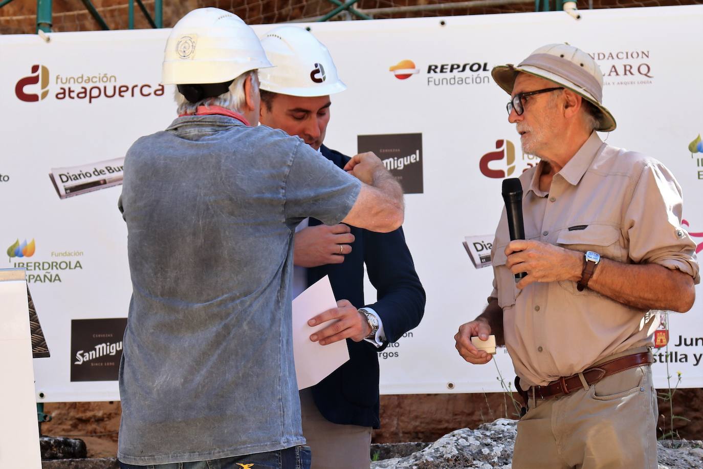 Eudald Carbonell, vicepresidente de la Fundación Atapuerca y codirector de las excavaciones, señala el trabajo en los yacimientos a Ignacio Mariscal, nuevo embajador de la fundación. 