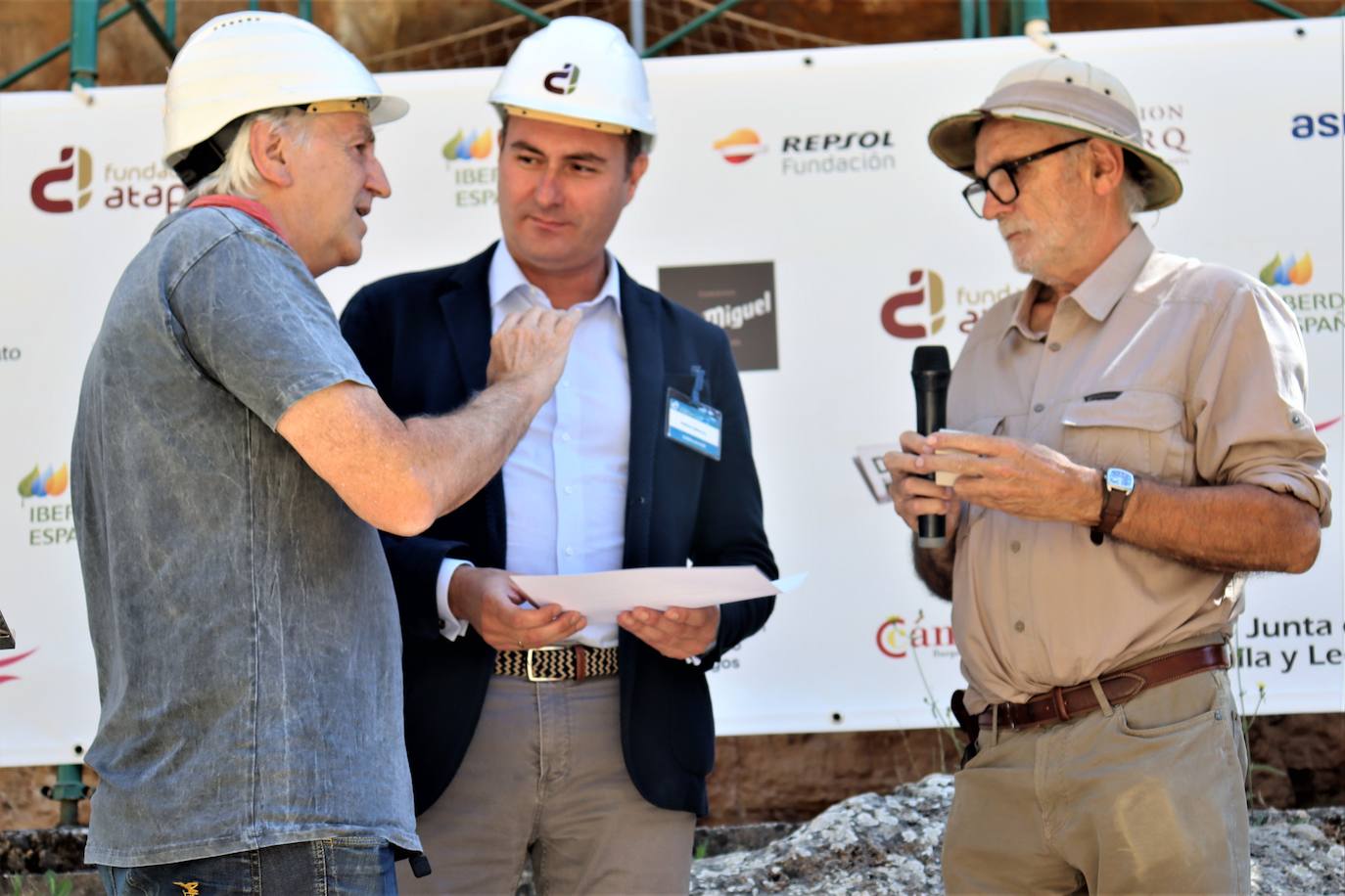 Eudald Carbonell, vicepresidente de la Fundación Atapuerca y codirector de las excavaciones, señala el trabajo en los yacimientos a Ignacio Mariscal, nuevo embajador de la fundación. 