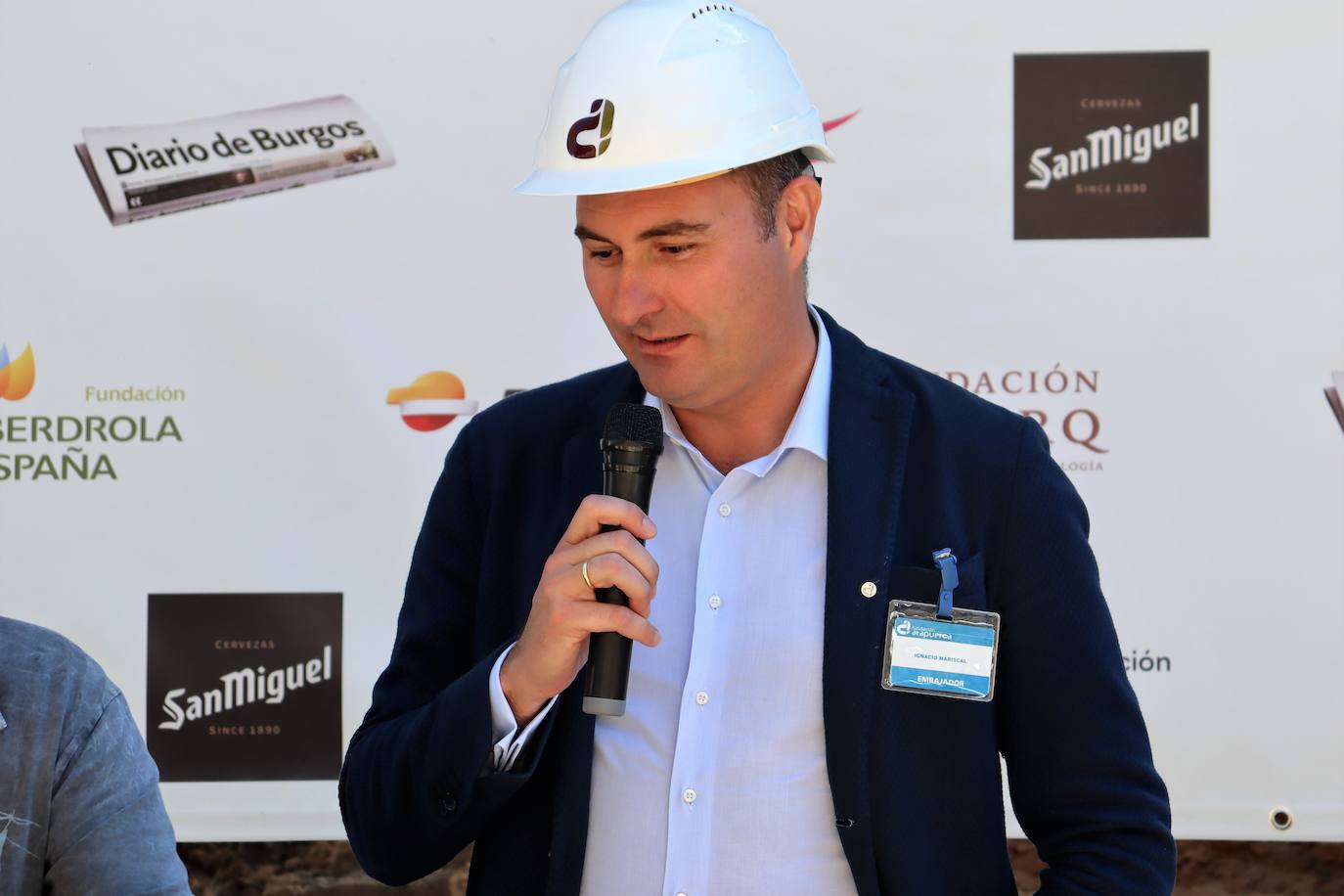 Eudald Carbonell, vicepresidente de la Fundación Atapuerca y codirector de las excavaciones, señala el trabajo en los yacimientos a Ignacio Mariscal, nuevo embajador de la fundación. 