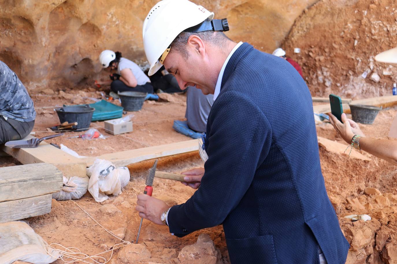 Eudald Carbonell, vicepresidente de la Fundación Atapuerca y codirector de las excavaciones, señala el trabajo en los yacimientos a Ignacio Mariscal, nuevo embajador de la fundación. 