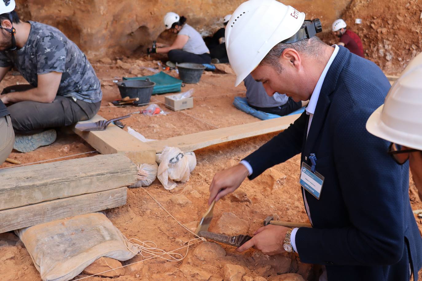 Eudald Carbonell, vicepresidente de la Fundación Atapuerca y codirector de las excavaciones, señala el trabajo en los yacimientos a Ignacio Mariscal, nuevo embajador de la fundación. 