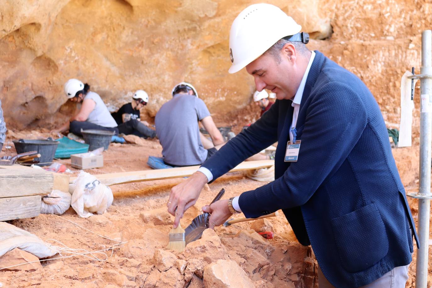 Eudald Carbonell, vicepresidente de la Fundación Atapuerca y codirector de las excavaciones, señala el trabajo en los yacimientos a Ignacio Mariscal, nuevo embajador de la fundación. 