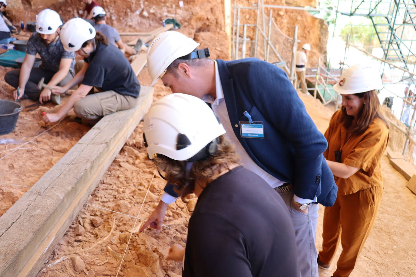 Eudald Carbonell, vicepresidente de la Fundación Atapuerca y codirector de las excavaciones, señala el trabajo en los yacimientos a Ignacio Mariscal, nuevo embajador de la fundación. 