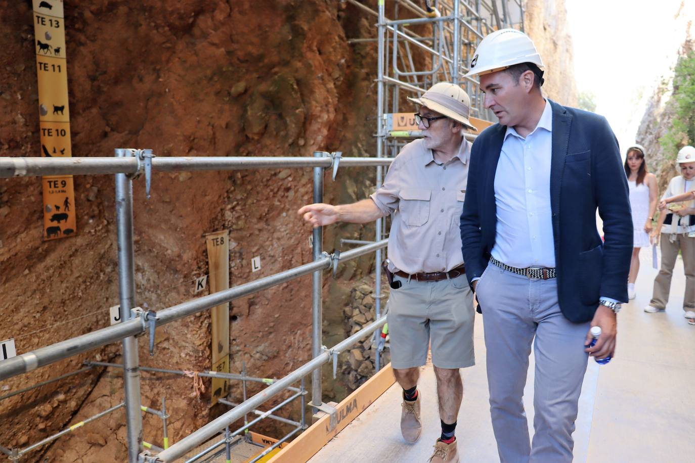 Eudald Carbonell, vicepresidente de la Fundación Atapuerca y codirector de las excavaciones, señala el trabajo en los yacimientos a Ignacio Mariscal, nuevo embajador de la fundación. 