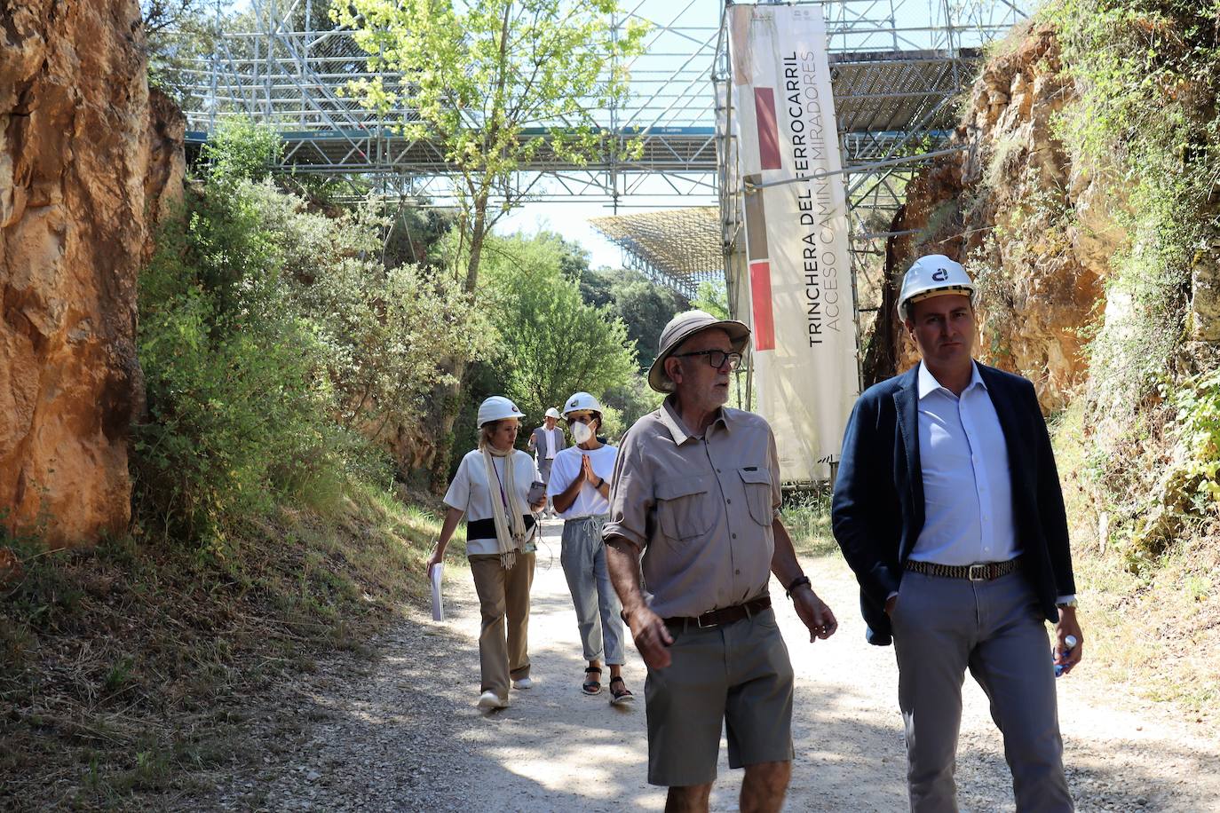 Eudald Carbonell, vicepresidente de la Fundación Atapuerca y codirector de las excavaciones, señala el trabajo en los yacimientos a Ignacio Mariscal, nuevo embajador de la fundación. 