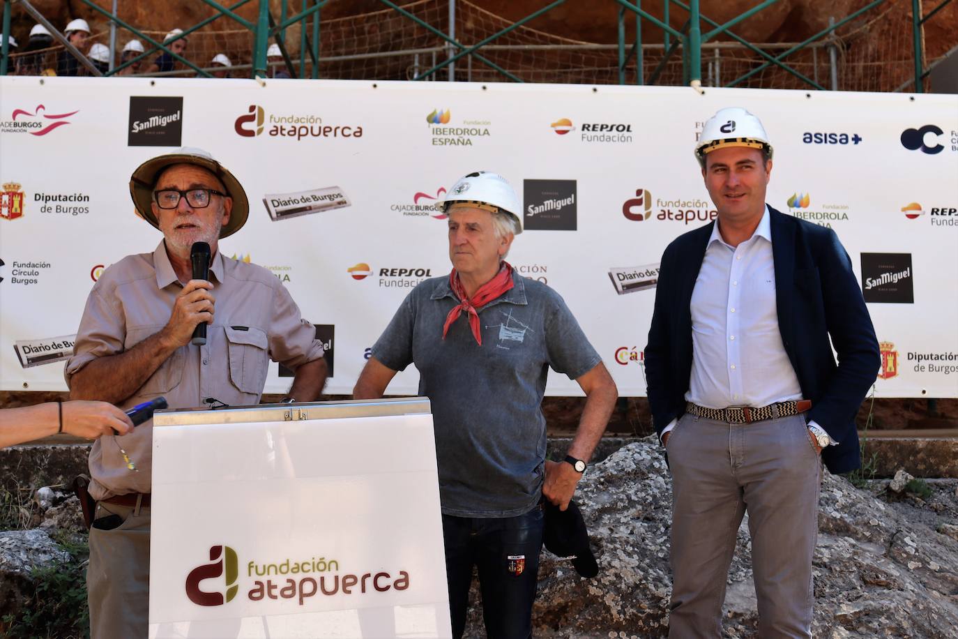 Eudald Carbonell, vicepresidente de la Fundación Atapuerca y codirector de las excavaciones, señala el trabajo en los yacimientos a Ignacio Mariscal, nuevo embajador de la fundación. 