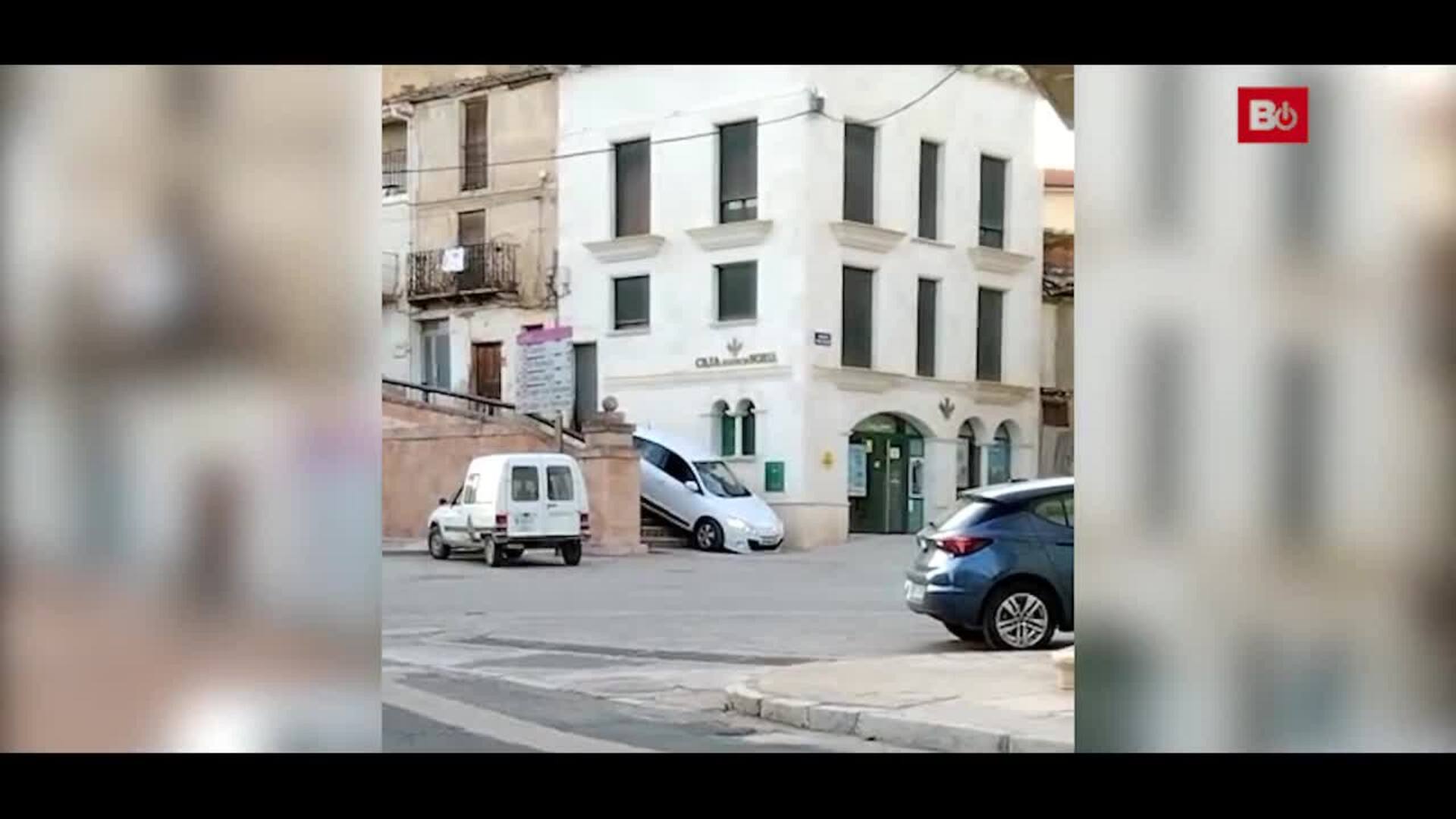 Un coche circula por unas escaleras en langa de Duero