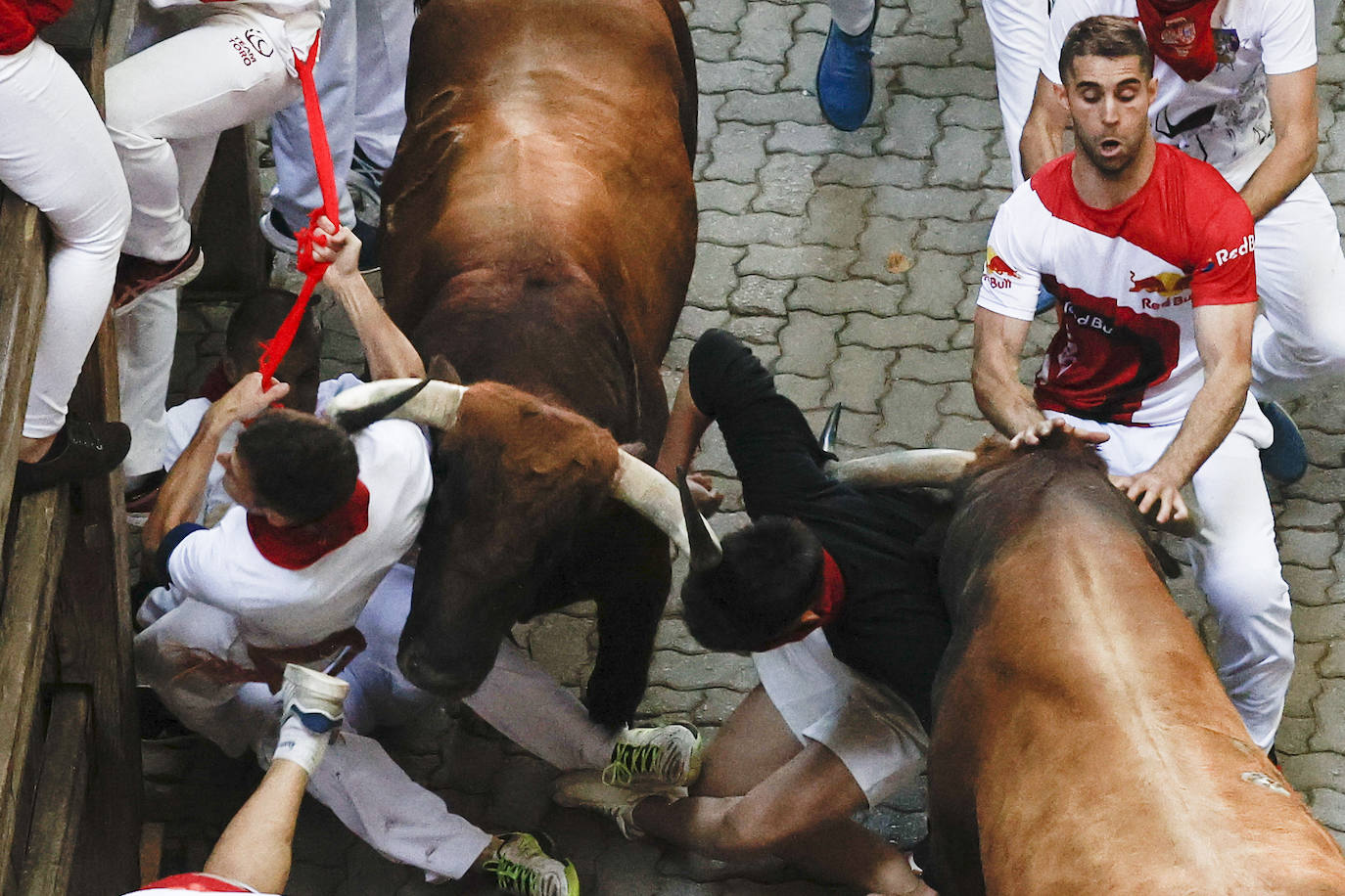 Un toro de la ganadería gaditana de Cebada Gago se dio la vuelta durante el encierro provocando el caos. 