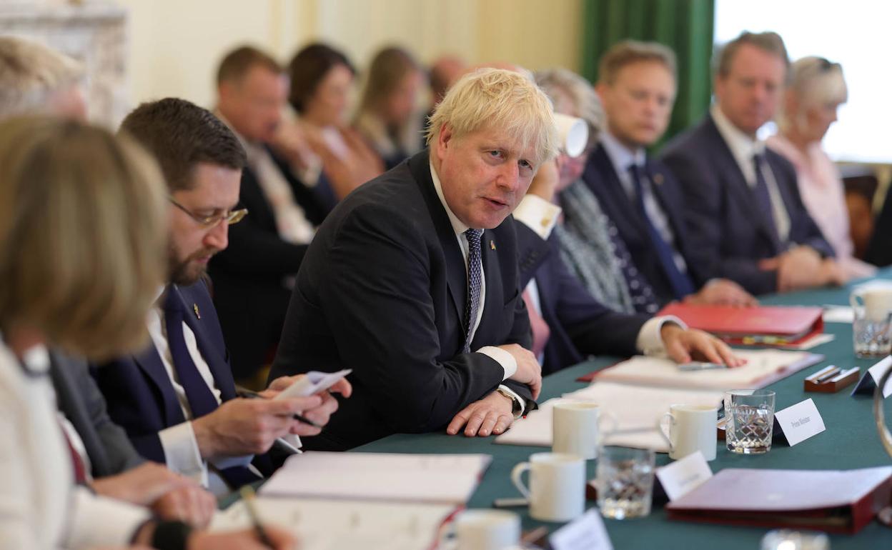 Boris Johnson preside la reunión de su Gabinete, este martes en Downing Street