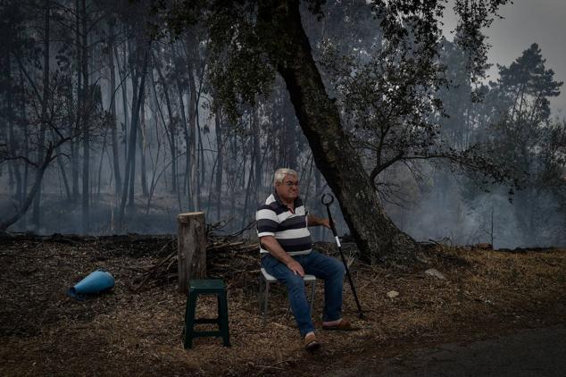 Un hombre observa los efectos del fuego en Leiria, en el centro del país.