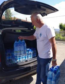 Imagen secundaria 2 - Cada cierto tiempo los vecinos acuden a la Casa del Concejo a recoger su agua para beber, lavar la comida o cocinar. 