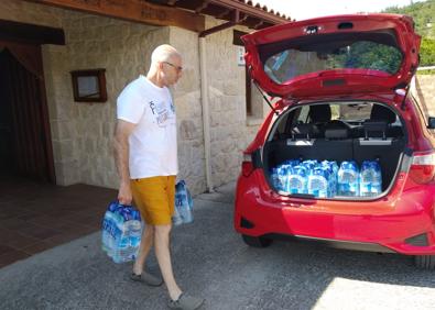 Imagen secundaria 1 - Cada cierto tiempo los vecinos acuden a la Casa del Concejo a recoger su agua para beber, lavar la comida o cocinar. 