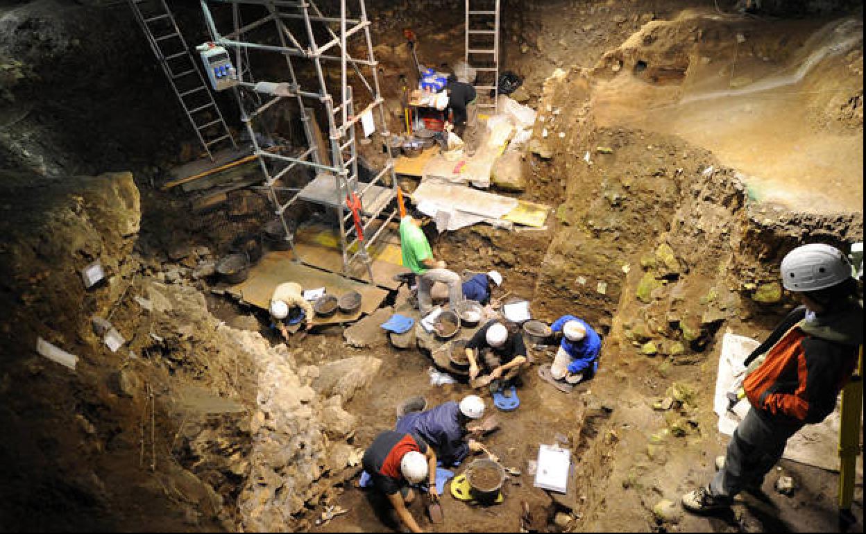 Excavaciones en el yacimiento de Portalón de Cueva Mayor