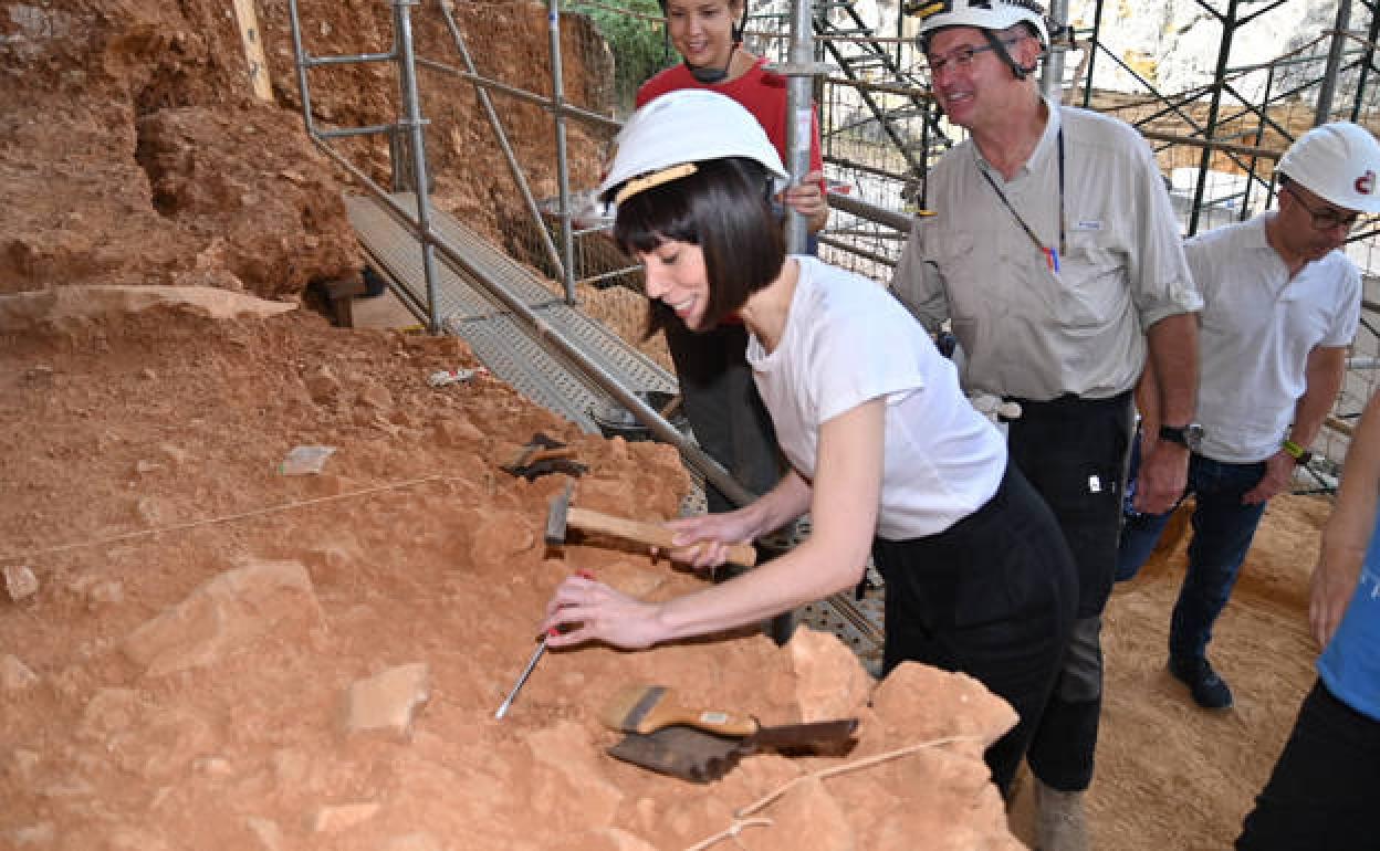 Diana Morant, ministra de Ciencia e Innovación, en el Yacimiento de Atapuerca. 